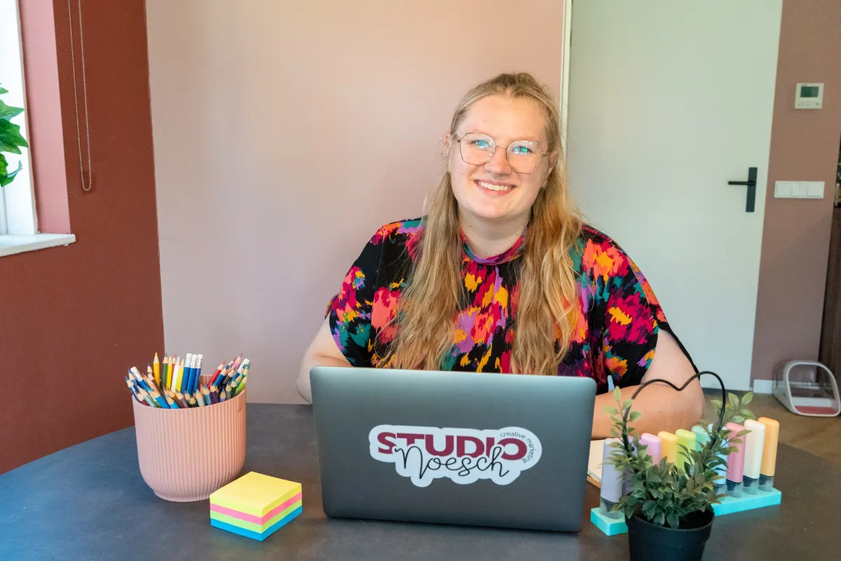 Noesch aan het werk achter haar laptop